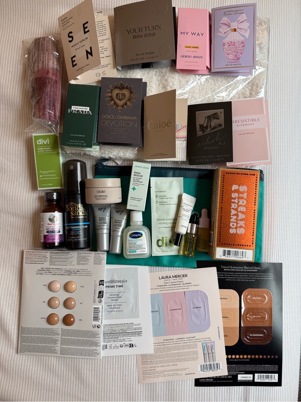 Beauty/fragrance sample lot